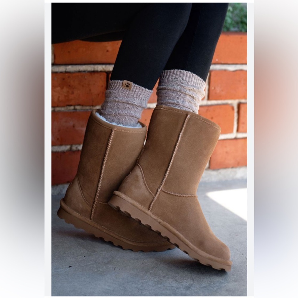 UGG Essential Short Boots Women size 9 NEW
Color: Chestnut/